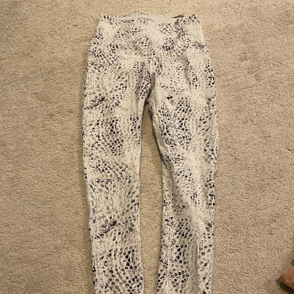 Super cute Black/White Calia 7/8 Leggins